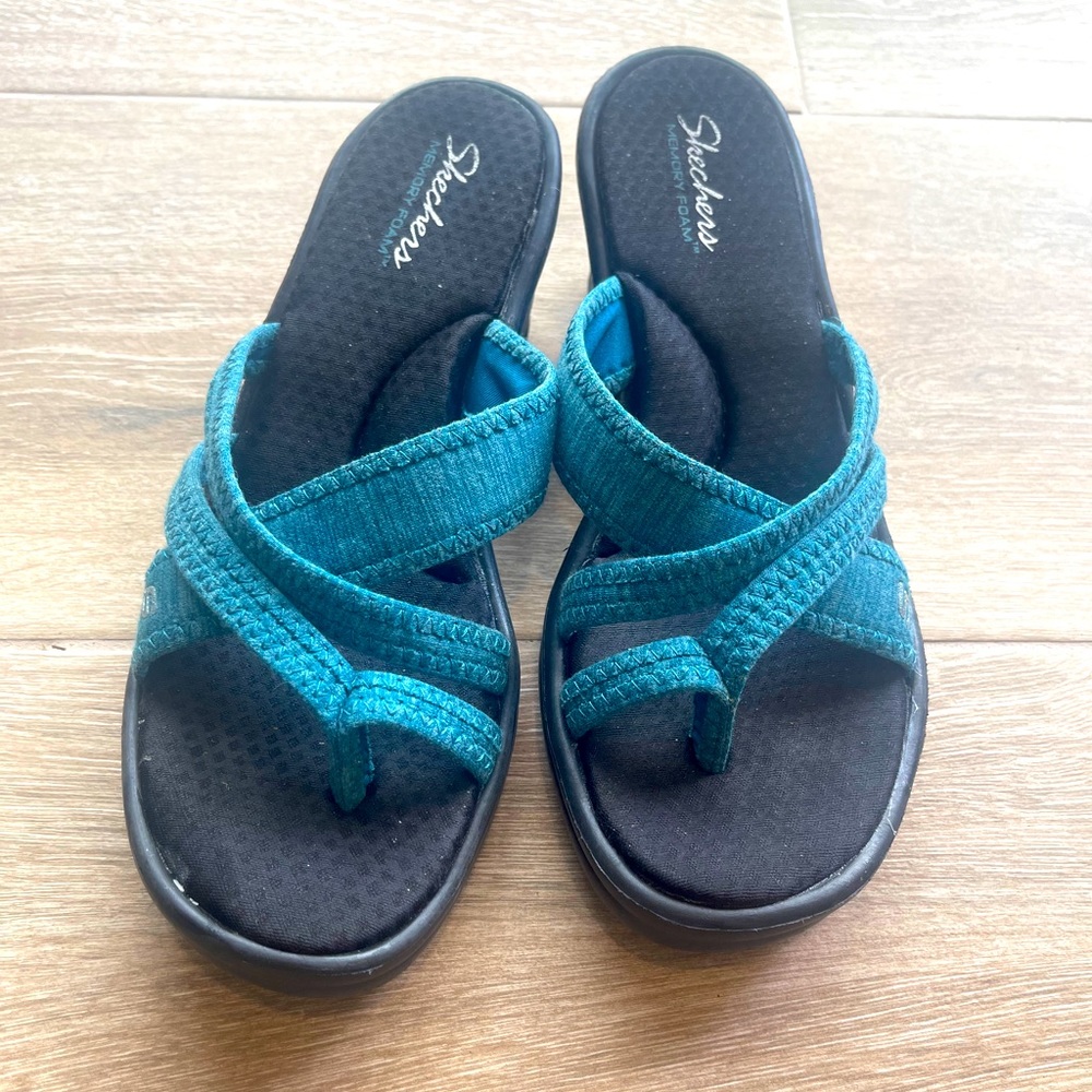 Teal Size 9 women’s Skechers memory foam sandals